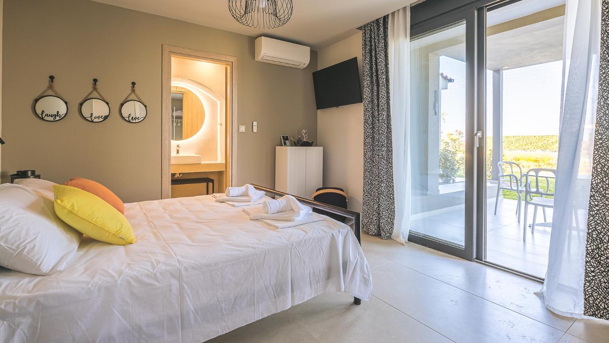 Electra Beachfront Suites, Nea Irakleia Exterior foto